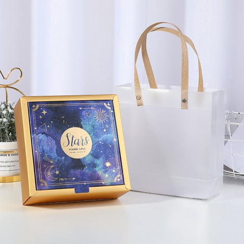 Hộp đựng quà sinh nhật giấy vuông kiểu nắp chìm kèm túi quà trong suốt, giấy rơm lót | BigBuy360 - bigbuy360.vn