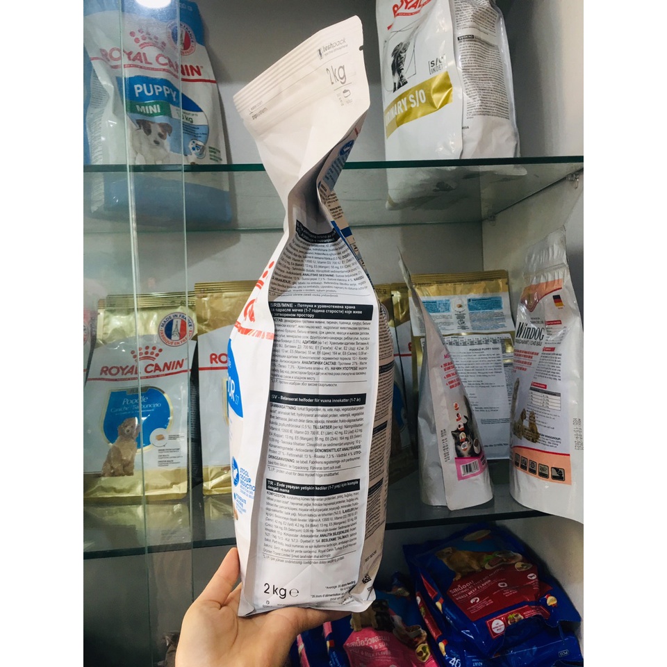 Thức ăn hạt khô dành cho mèo trưởng thành trên 12 tháng tuổi túi 2kg ROYAL CANIN INDOOR