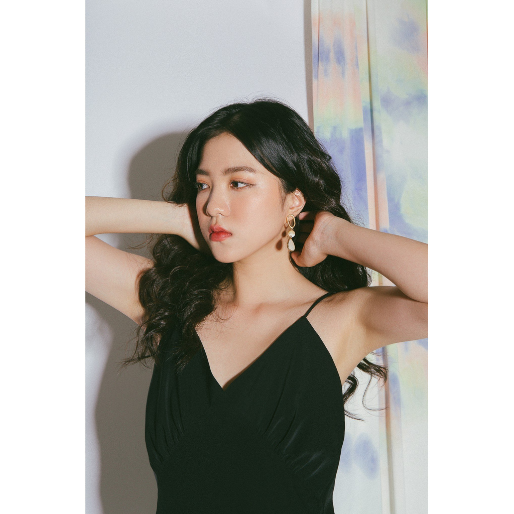 Đầm dài hai dây màu đen có chi tiết nhún trước ngực | BigBuy360 - bigbuy360.vn