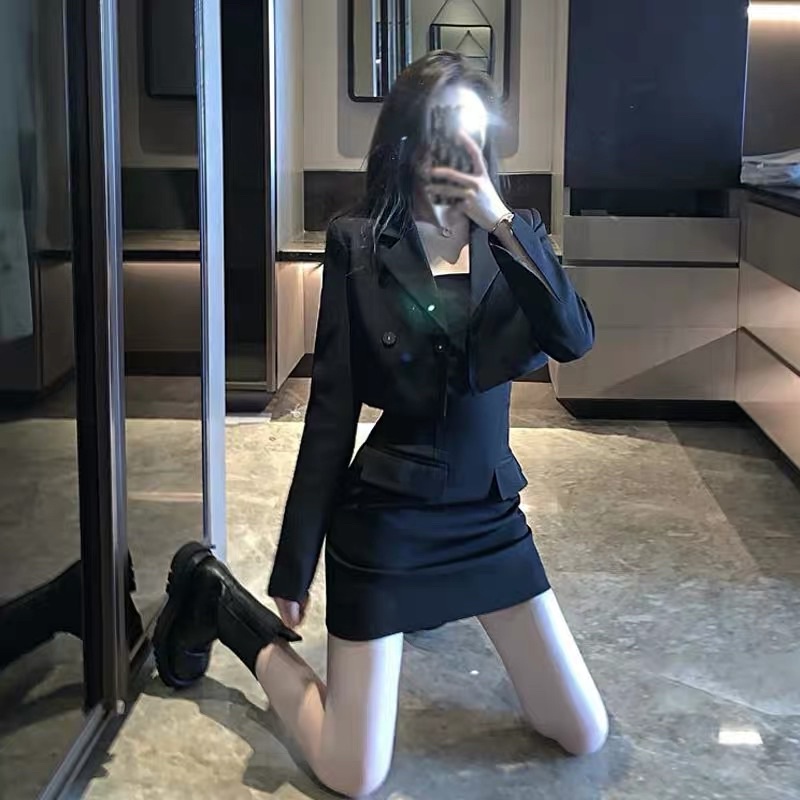 Set áo khoác ngắn croptop mix váy ống cup ngực phong cách cá tính