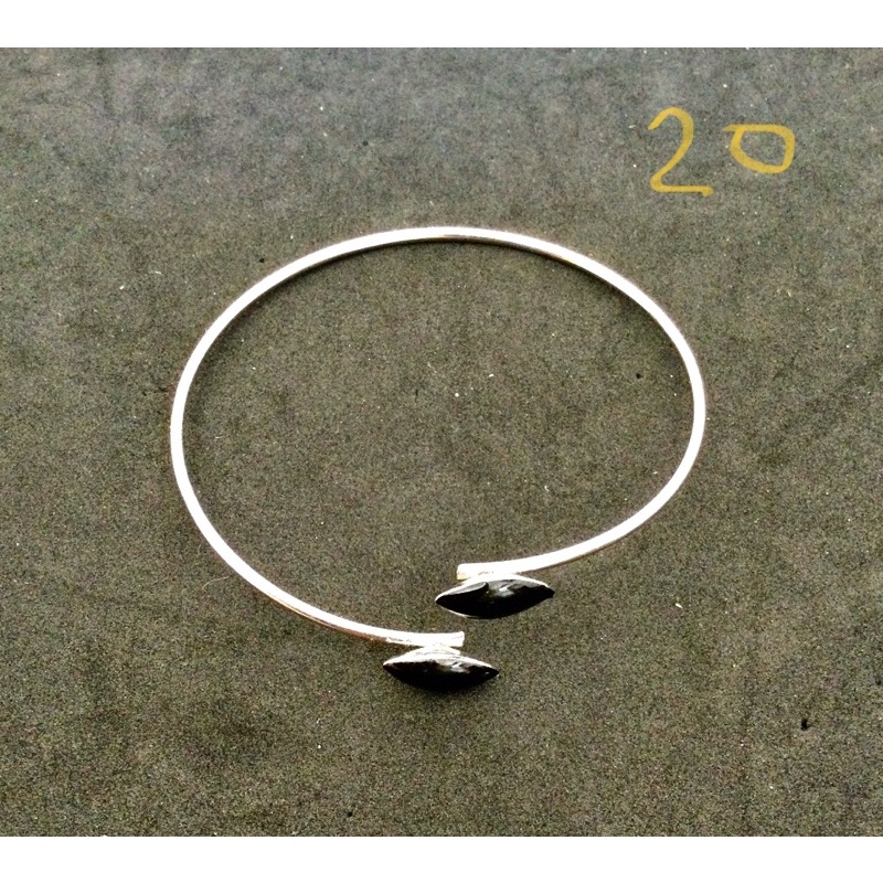 Vòng kiềng đeo tay màu bạc, đen, ghi độc đáo