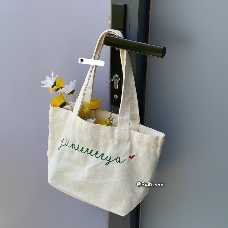 Túi vải đeo vai thêu theo mẫu.