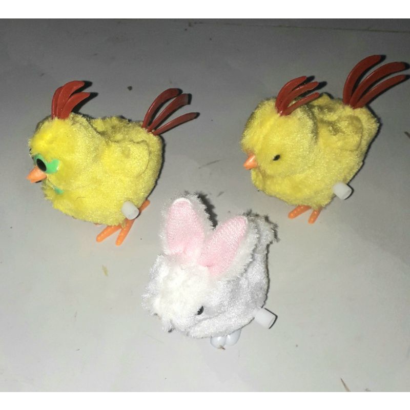 Một chú gà có đuôi hoặc Thỏ nhồi bông lên dây cót bằng nhựa