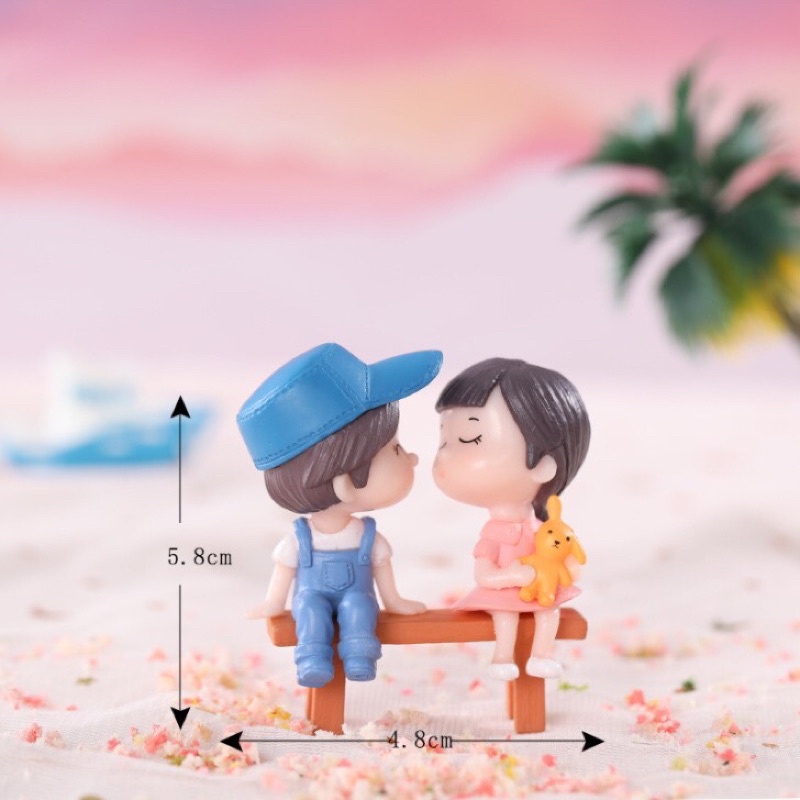 Cặp đôi ngồi ghế hôn nhau trang trí tiểu cảnh, bàn học, bàn làm việc, ô tô, máy tính