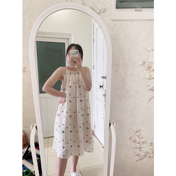 Váy yếm thiết kế hoa nhí