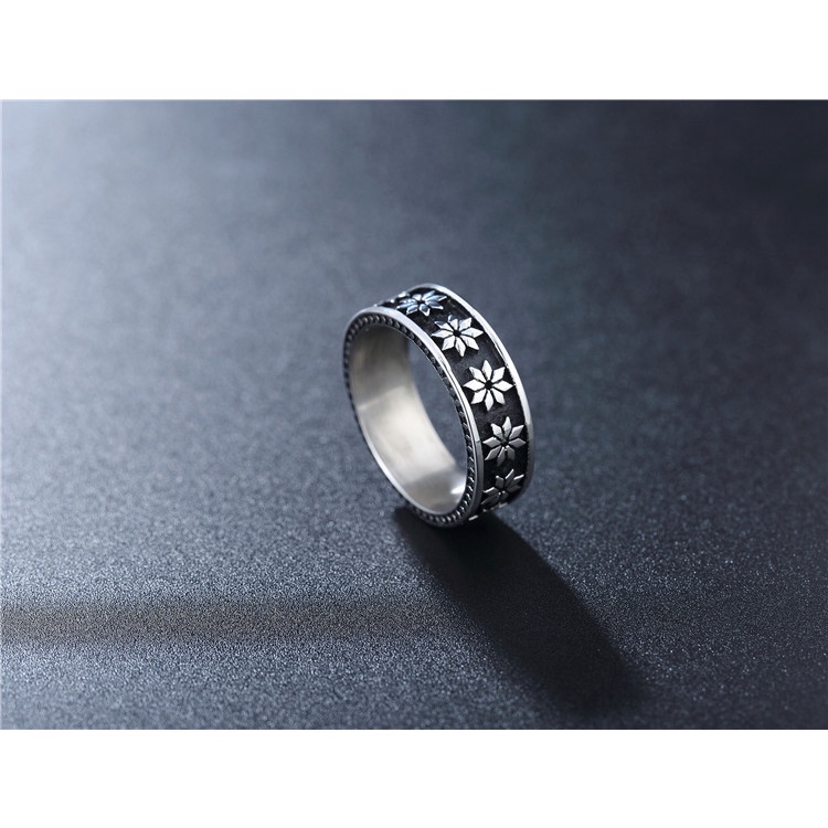 Nhẫn titan tròn họa tiết hoa 8 cánh khắc nổi không gỉ MR200503
