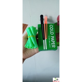 Bộ dụng cụ nhuộm tóc gồm có 10 trục uốn tóc, 2 kẹp mỏ vịt và giấy uốn lạnh