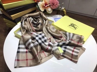 Khăn lụa Burberry
