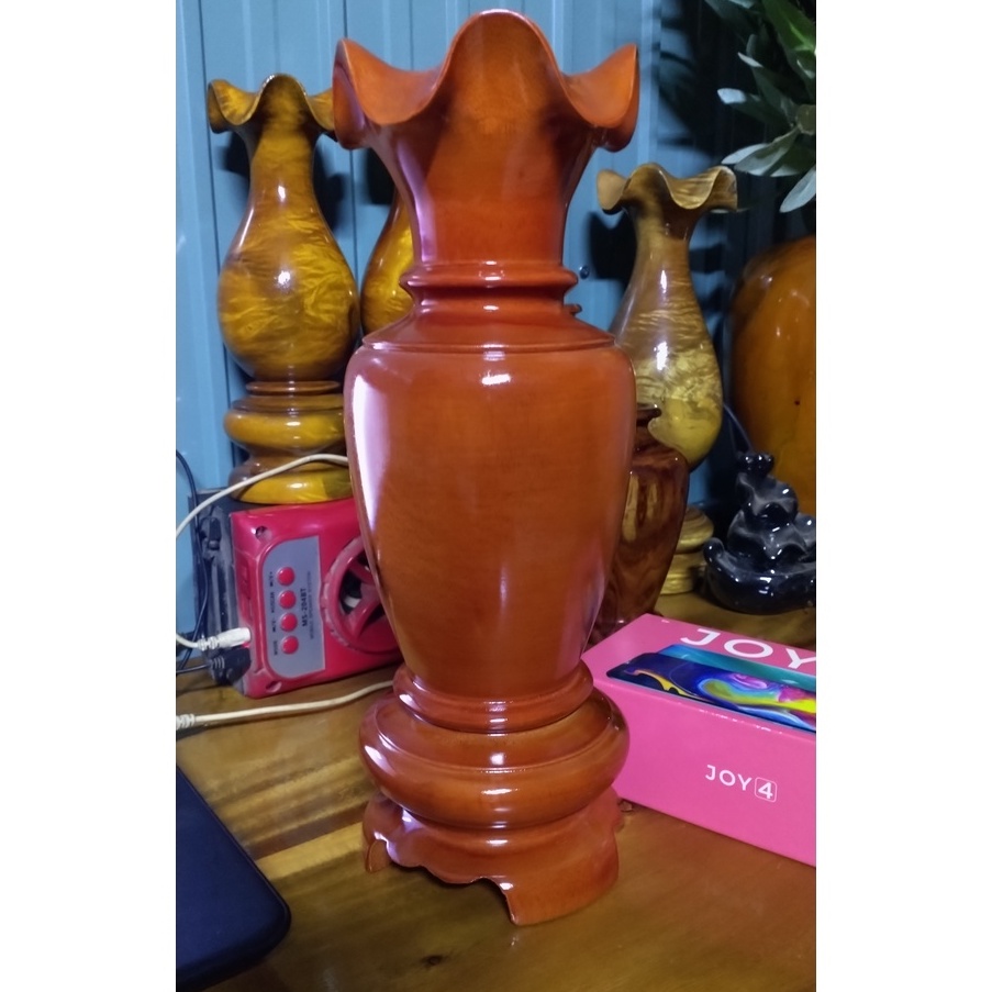 một cái bình gỗ cao 30m x 12cm