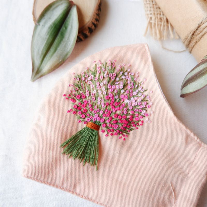 Khẩu trang linen thêu bó hoa bi | BigBuy360 - bigbuy360.vn