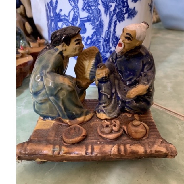 Ông bà ngồi thảnh thơi