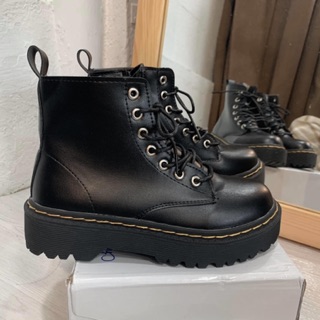 Giày boot màu đen chỉ mã 014