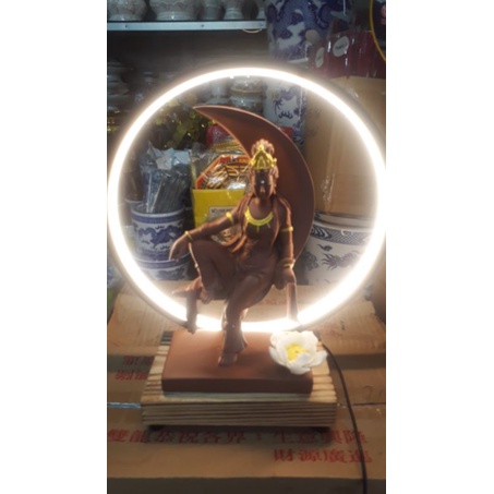 Tượng mẹ quan âm  tự tại mặt trăng