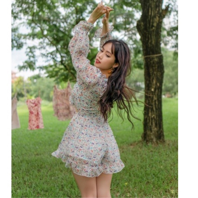 Roseberry - Playsuit xoè tay dài cổ V Floral Ruffle Playsuit vải tơ ánh kim gold | BigBuy360 - bigbuy360.vn