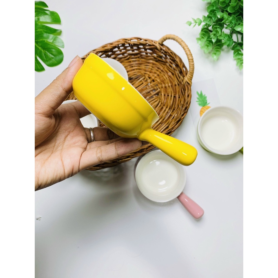 Bát sứ hình gáo có tay cầm nhiều màu cho bé ăn dặm