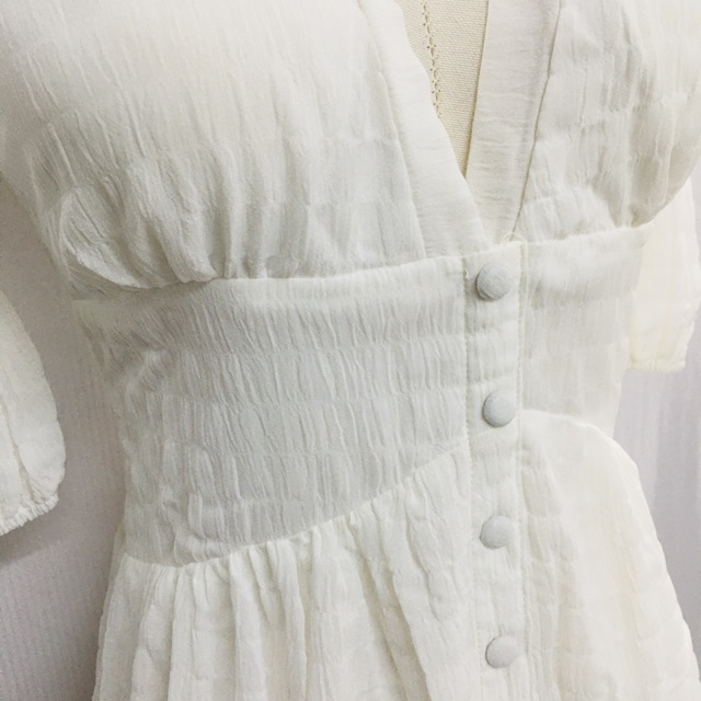 Đầm xốp trắng cổ V nút bọc