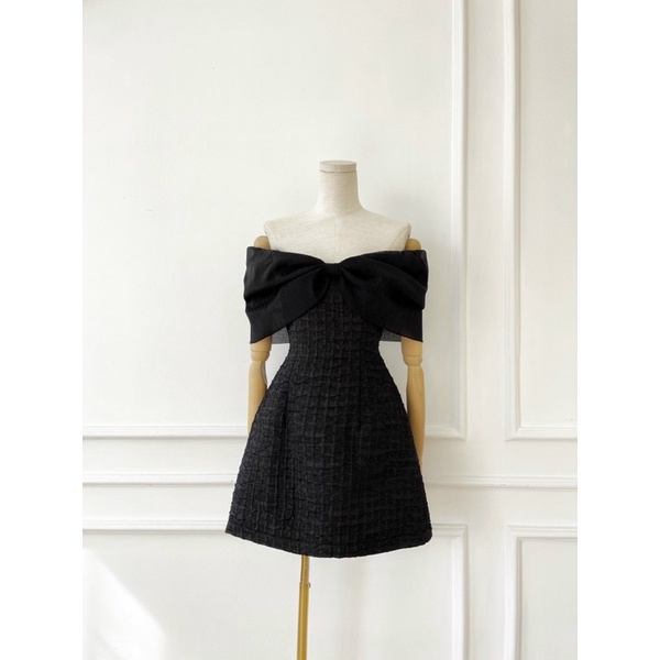 Đầm xoè trễ vai phối nơ hình thật