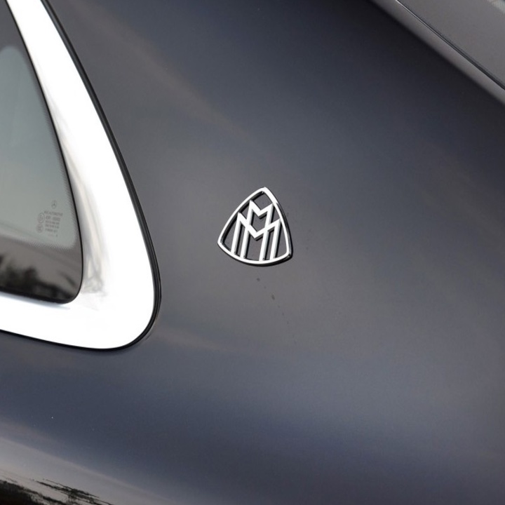 Bộ 2 chiếc logo biểu tượng gắn hông xe ô tô Maybach, chất liệu hợp kim mạ crom cao cấp