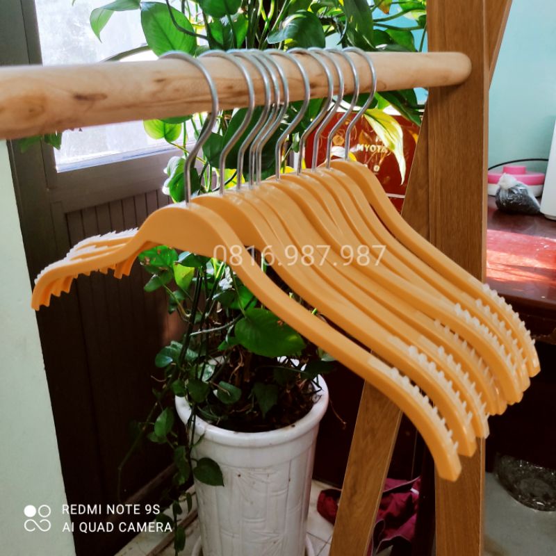 Móc treo quần áo nhựa trẻ em có đệm nhựa chống tuột - màu vàng, màu nâu kích thước 34cm, mắc bền đẹp phù hợp cho shop