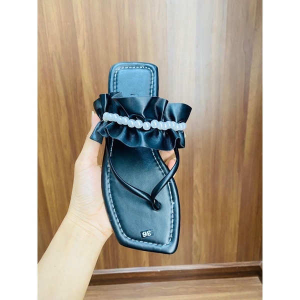 Dép bệt kiểu xỏ ngón quai thun kèm ngọc.nền da mang bao êm. nắng mưa đều mang được. cam kết như hình.