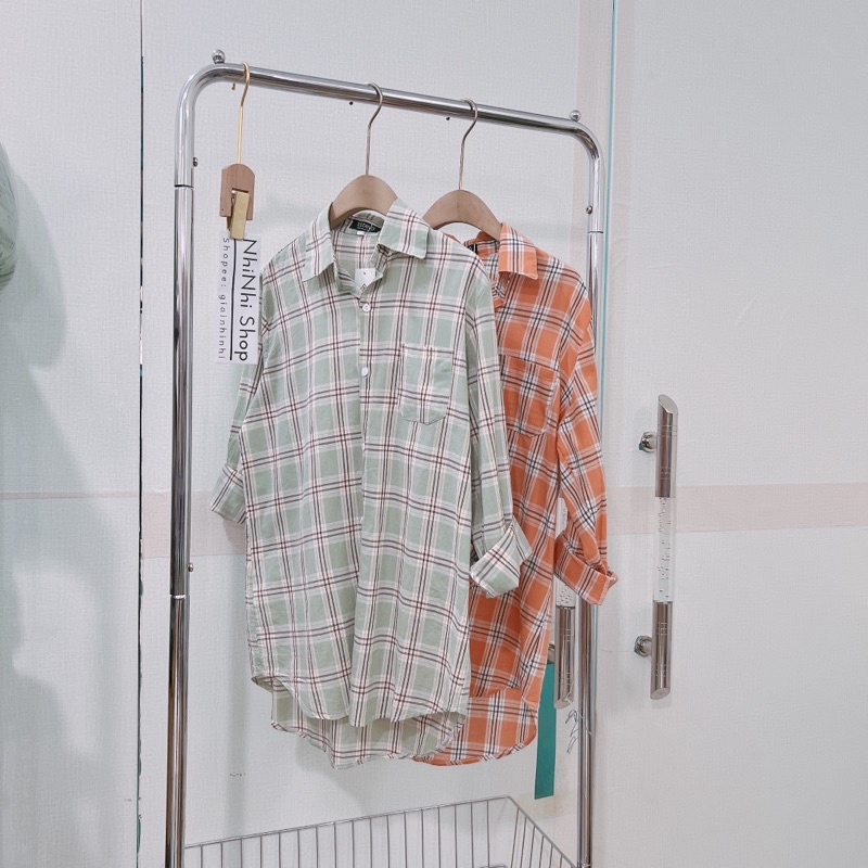 Áo sơ mi kẻ form rộng dài tay, Áo kiểu kẻ caro thêu hình dáng dài SM9533 - NhiNhi Shop