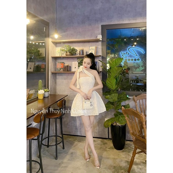 ĐẦM GẤM HOA DÂY CHÉO 1 BÊN CỘT NƠ VAI