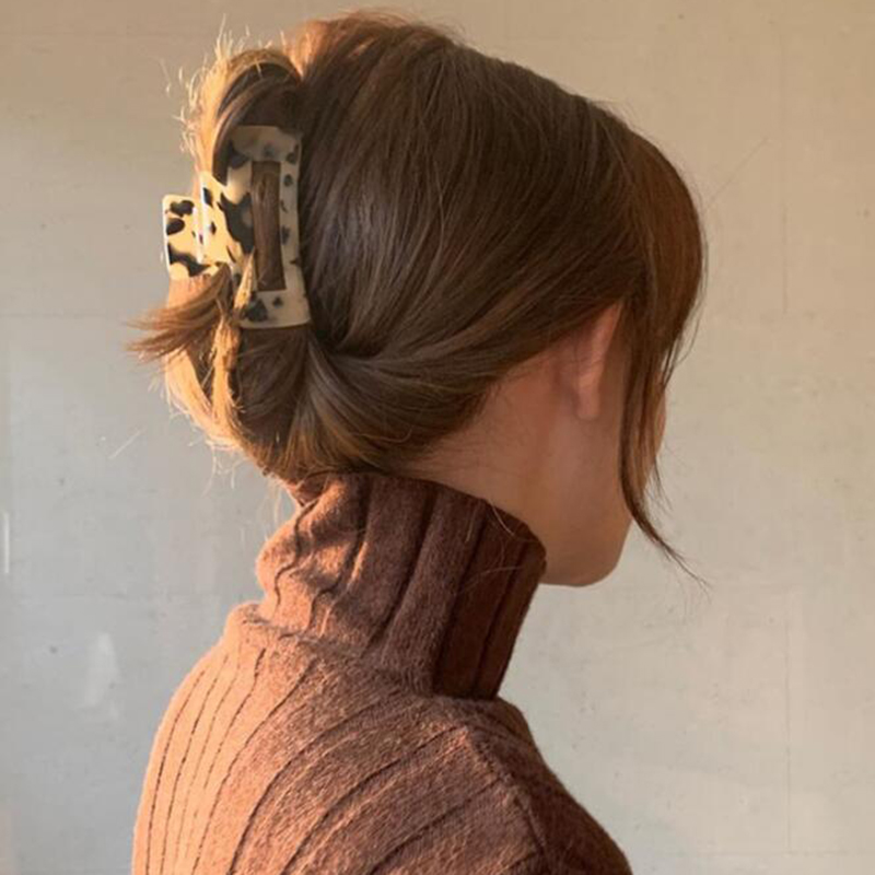 Kẹp tóc càng cua bằng acrylic họa tiết đá hoa cổ điển