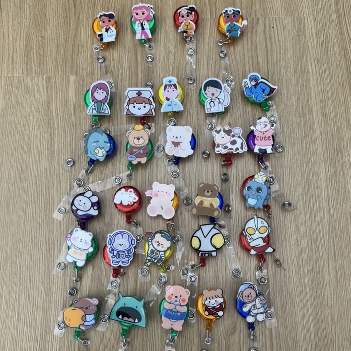 Kẹp thẻ đeo bảng tên gắn sticker xinh xắn, Cute bằng Mica(không kèm bảng tên)