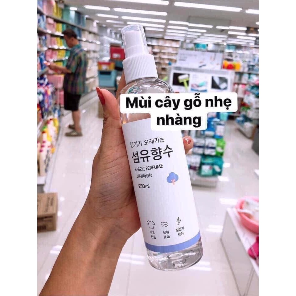 Xịt thơm quần áo Daiso Farbic Perfume 250ml