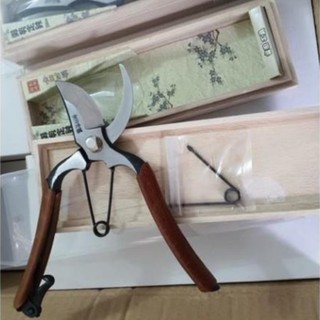 Kéo cắt cành Nhật Bản - siêu sắc bén - Hộp gỗ full box - tặng kèm lò xo