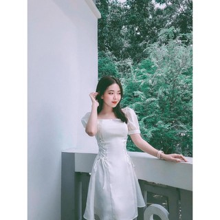 Đầm trắng cổ vuông đan dây eo