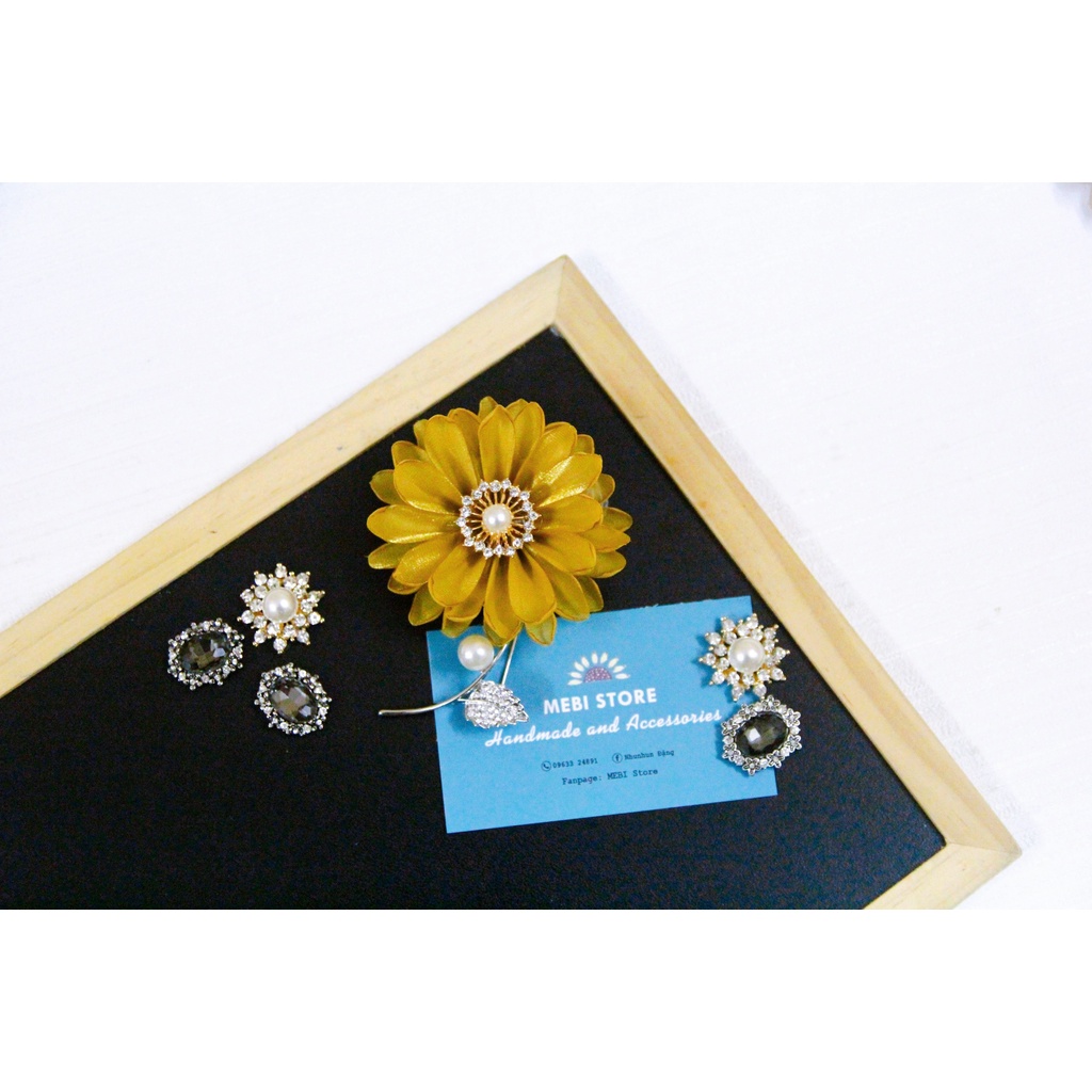 Hoa cài áo handmade MEBI mẫu hoa cúc nhụy đá rỗng mix cành trai kim liền siêu sang