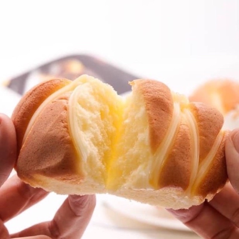 Bông Lan Trứng Nướng Phủ Phô Mai Gấu Ôm
