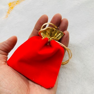 Túi nhung đỏ. Túi nhung đựng trang sức.