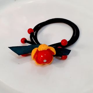 Cột tóc cherry đỏ phong cách Hàn Quốc