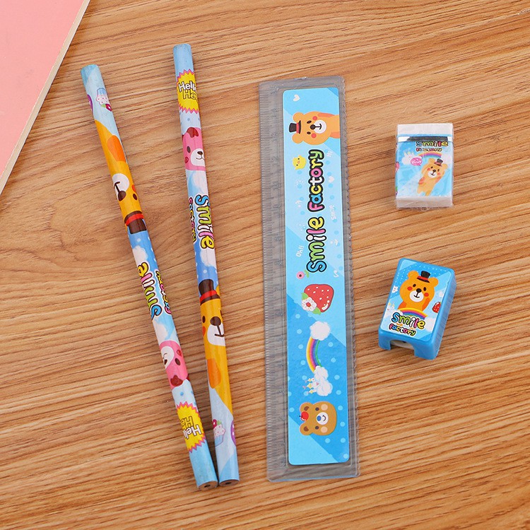 Bộ dụng cụ học tập 5 món gồm 2 bút chì, tẩy (gôm), thước kẻ và gọt bút chì