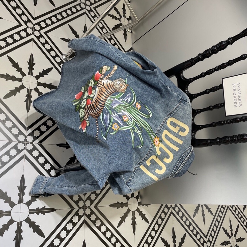 Áo khoác denim cao cấp chữ thương hiệu Gucci GG/GC hoạ tiết con hổ phía sau áo