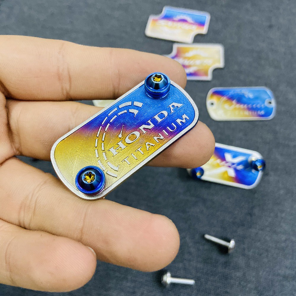 [GIÁ GỐC] TEM DÁN BÌNH DẦU TITAN CHO XE MÀY KẾT HỢP ỐC INOX ( 2 ỐC 4LY1,5)