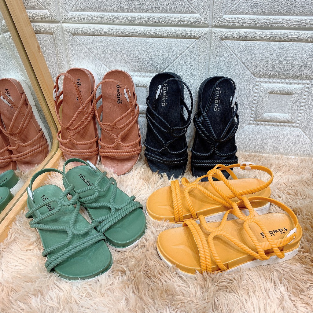 Sandal cao su tawana khóa nhựa đế trắng cao 3 cm dáng chiến binh form nhỏ 1 size 3G01