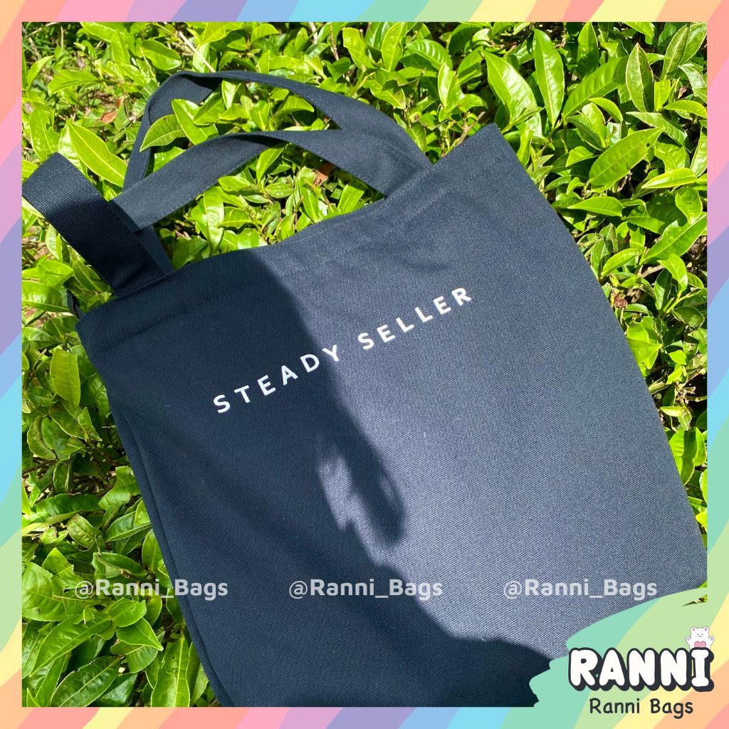 Túi tote vuông vải canvas RANNI BAGS màu đen phong cách Hàn Quốc, có khóa kéo chắc chắn và ngăn phụ bên trong.