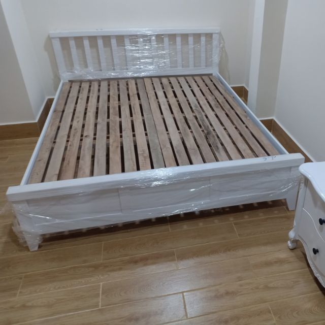 Giường gỗ thông nhập khẩu 1,6x2m màu trắng hiện đại