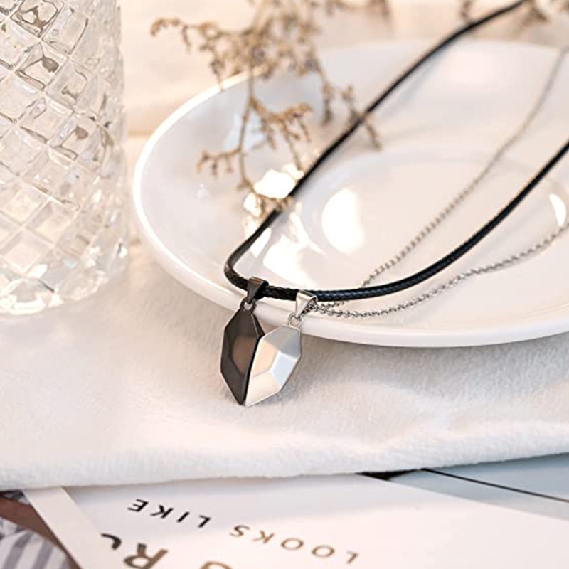 Set 2 Vòng cổ Mặt Trái Tim Có Nam Châm Thời Trang Dành Cho Cặp Đôi