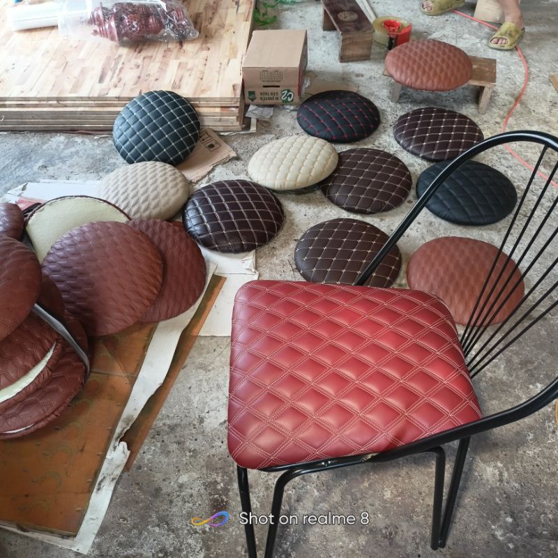 Ghế khung sắt bọc da cao cấp rất chắc chắn và thoải mái