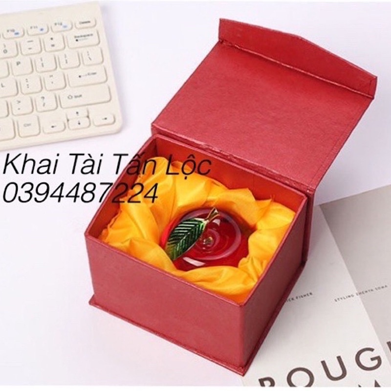 Quả táo pha Lê kèm đế bình an may mắn và thuận lợi