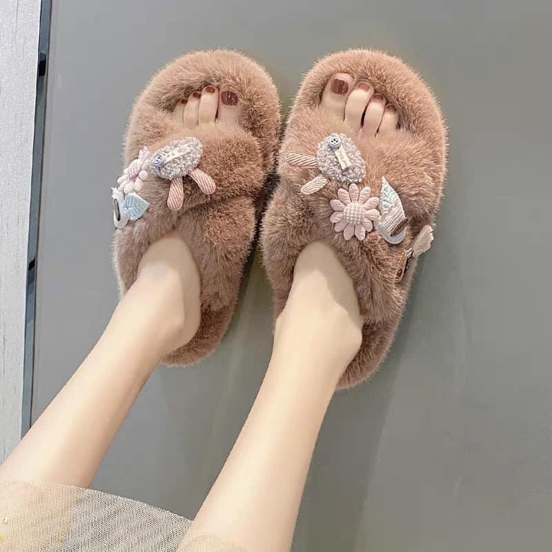 Dép lông quai chéo gắn charm