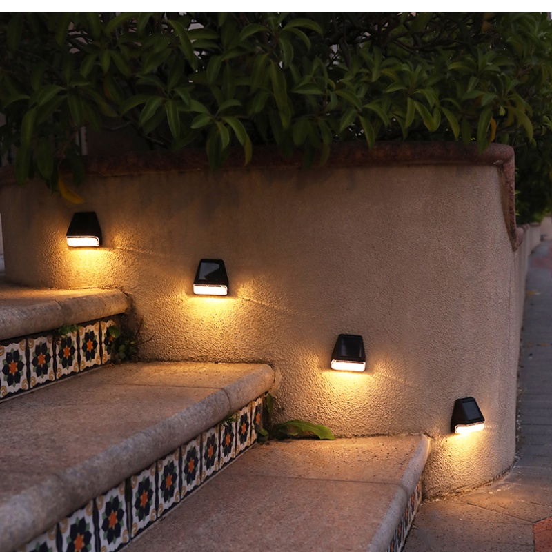 Đèn LED 2 Bóng Gắn Tường Sử Dụng Năng Lượng Mặt Trời Chống Thấm Nước