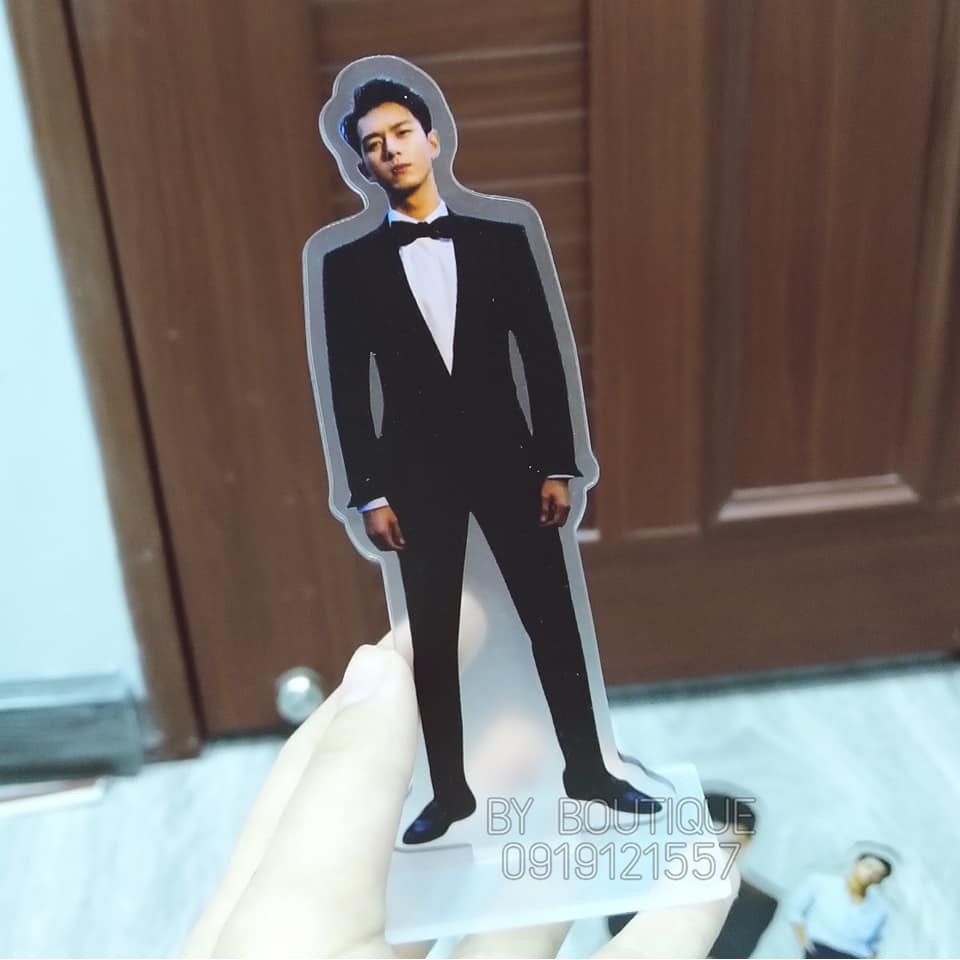 ( 8 mẫu) Standee mica trong để bàn Lý Hiện cao 15cm