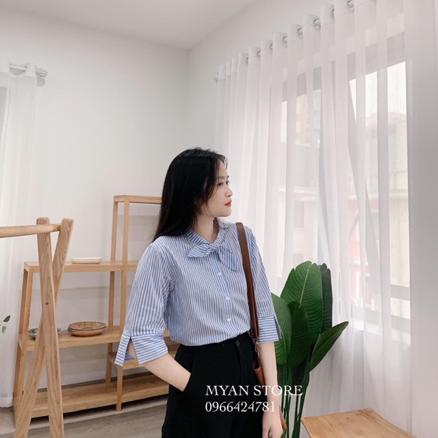 Áo kẻ xanh cổ nơ