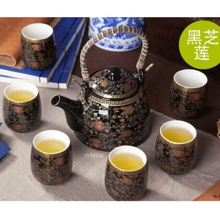 Bộ ấm trà gốm sứ với hoa văn độc đáo