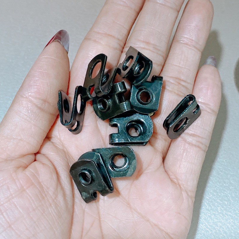 Pát kẹp ốc 4li 5li 6li răng nhuyễn Honda Yamaha màu trắng, màu đen